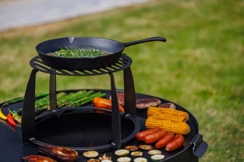 COOK KING fire bowl with a cast pan and grilled vegetables