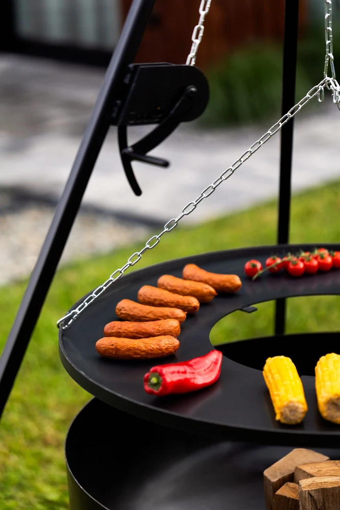 COOK KING griddle plate on chains with sausages and vegetables