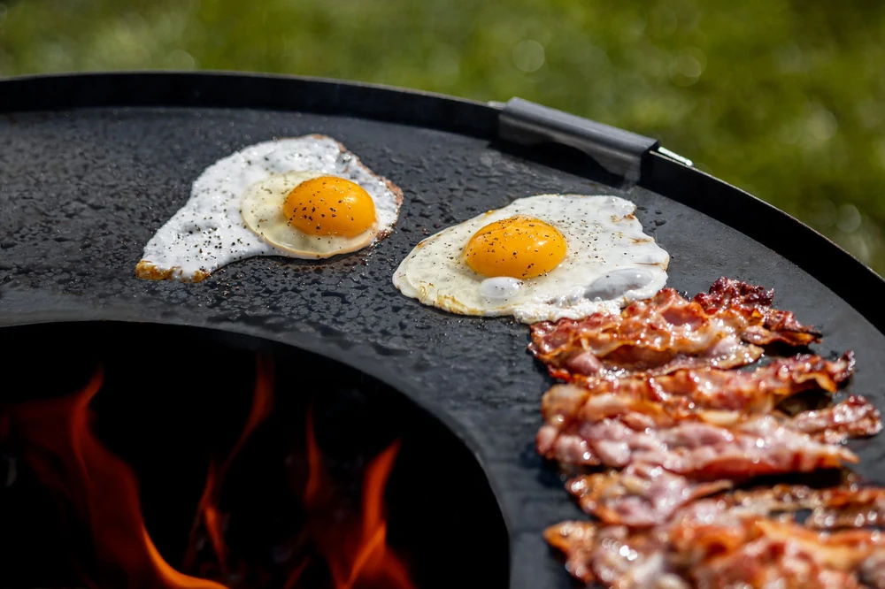 Fried eggs and bacon on a COOK KING griddle plate